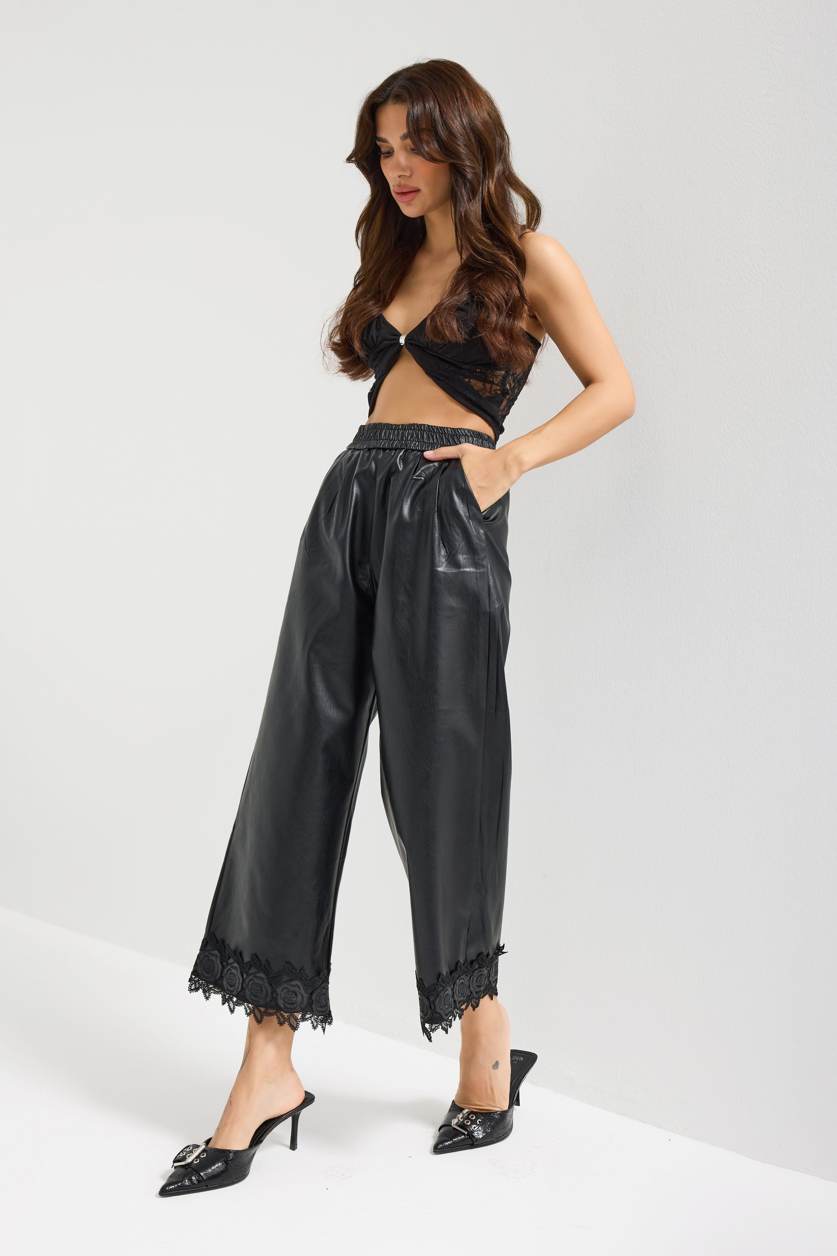 Kadın Siyah Renk Paçası Dantel Detaylı Beli Lastikli Tasarım Suni Deri Pantolon