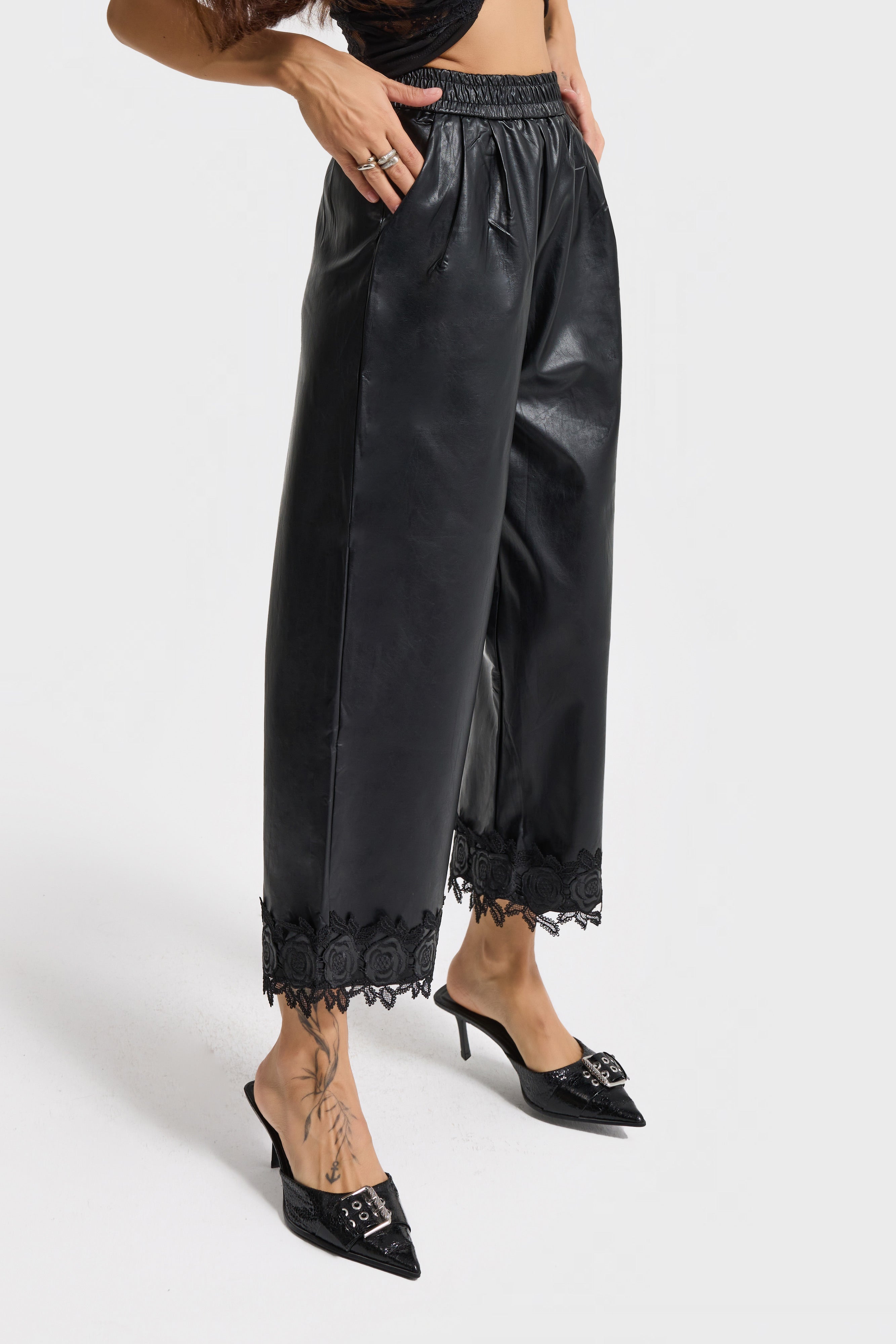 Kadın Siyah Renk Paçası Dantel Detaylı Beli Lastikli Tasarım Suni Deri Pantolon