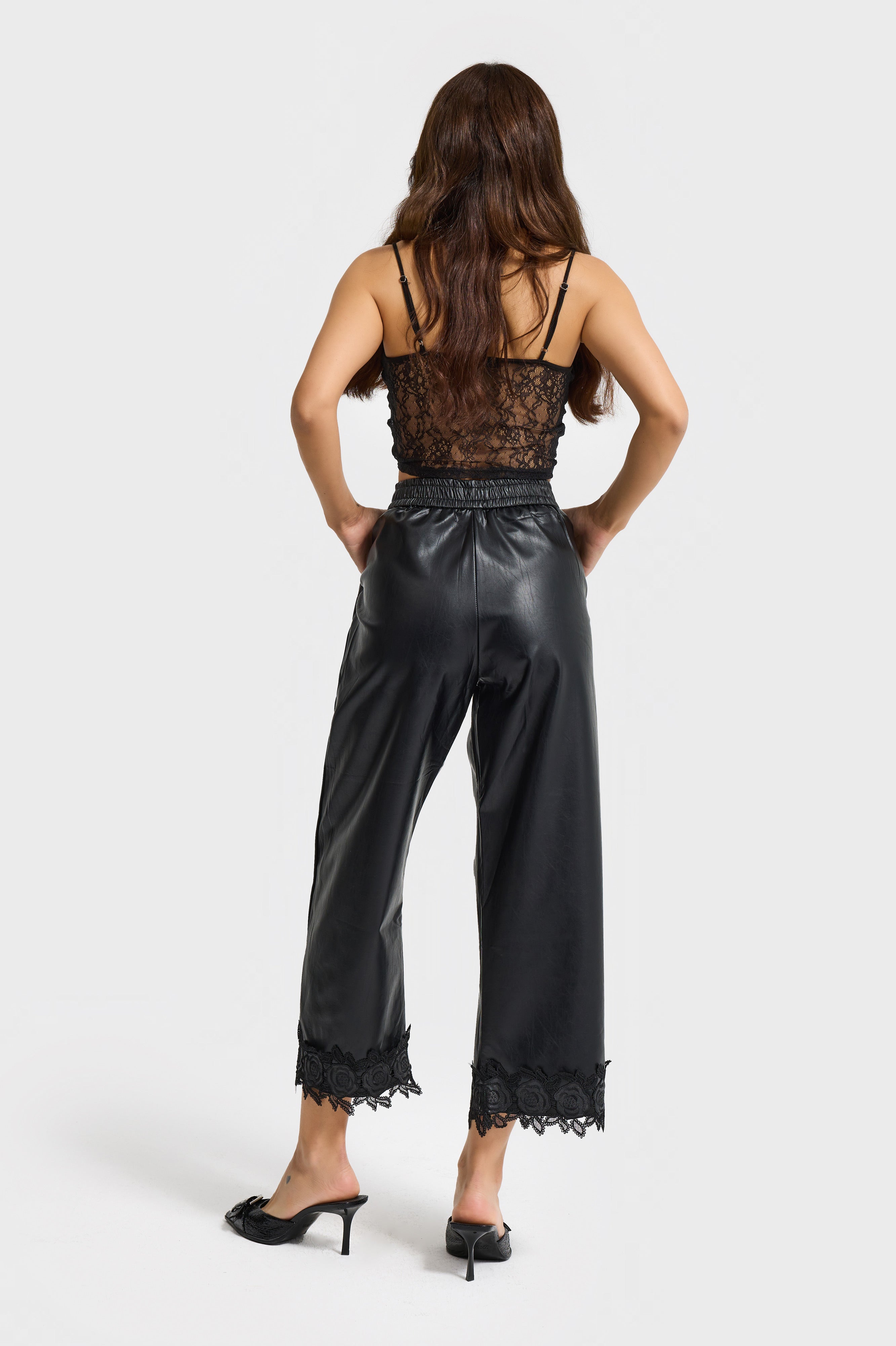 Kadın Siyah Renk Paçası Dantel Detaylı Beli Lastikli Tasarım Suni Deri Pantolon
