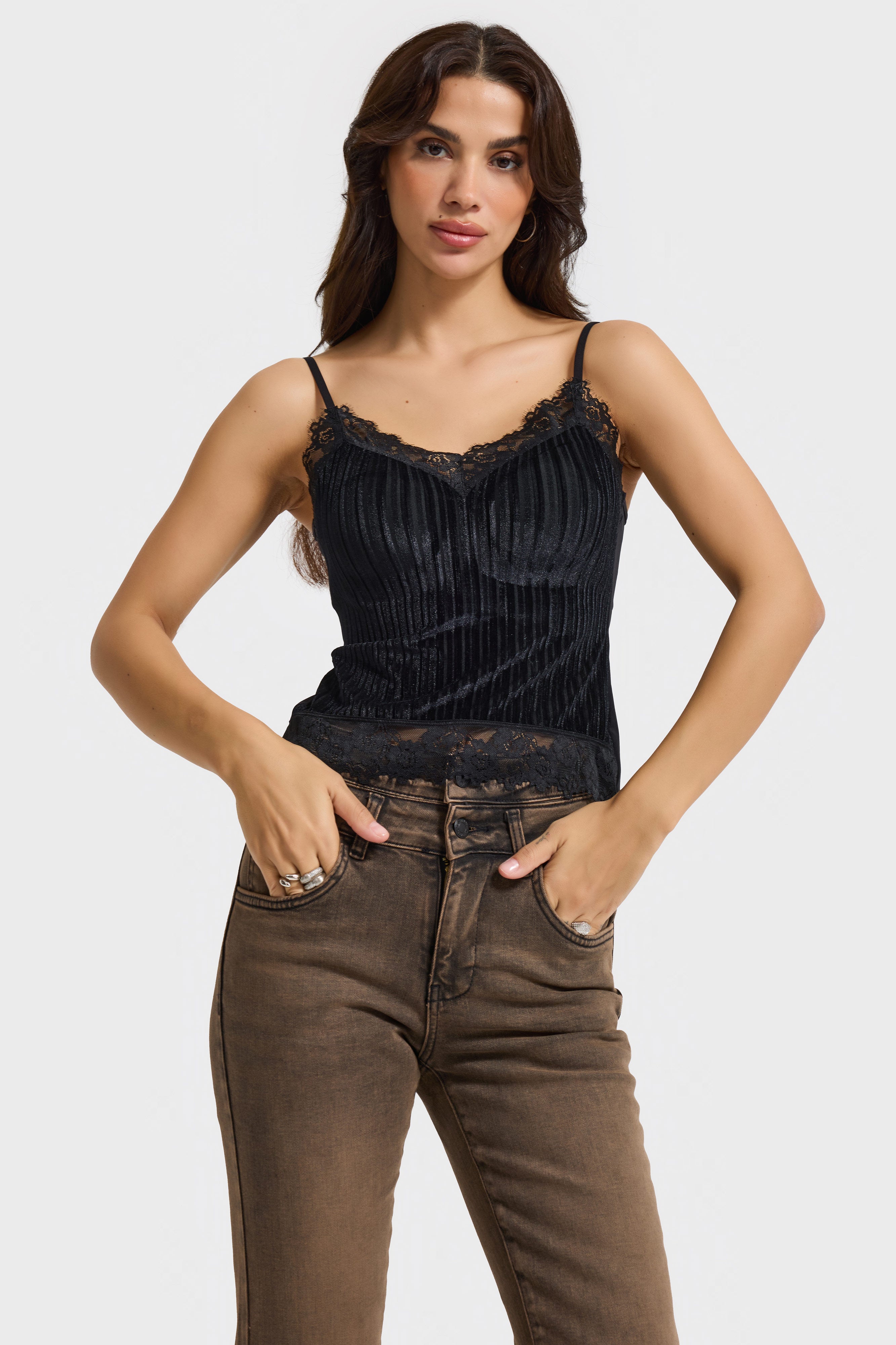 Kadın Siyah Renk İnce Askılı Pedli Dantel Detaylı Tasarım Büstiyer Bluz