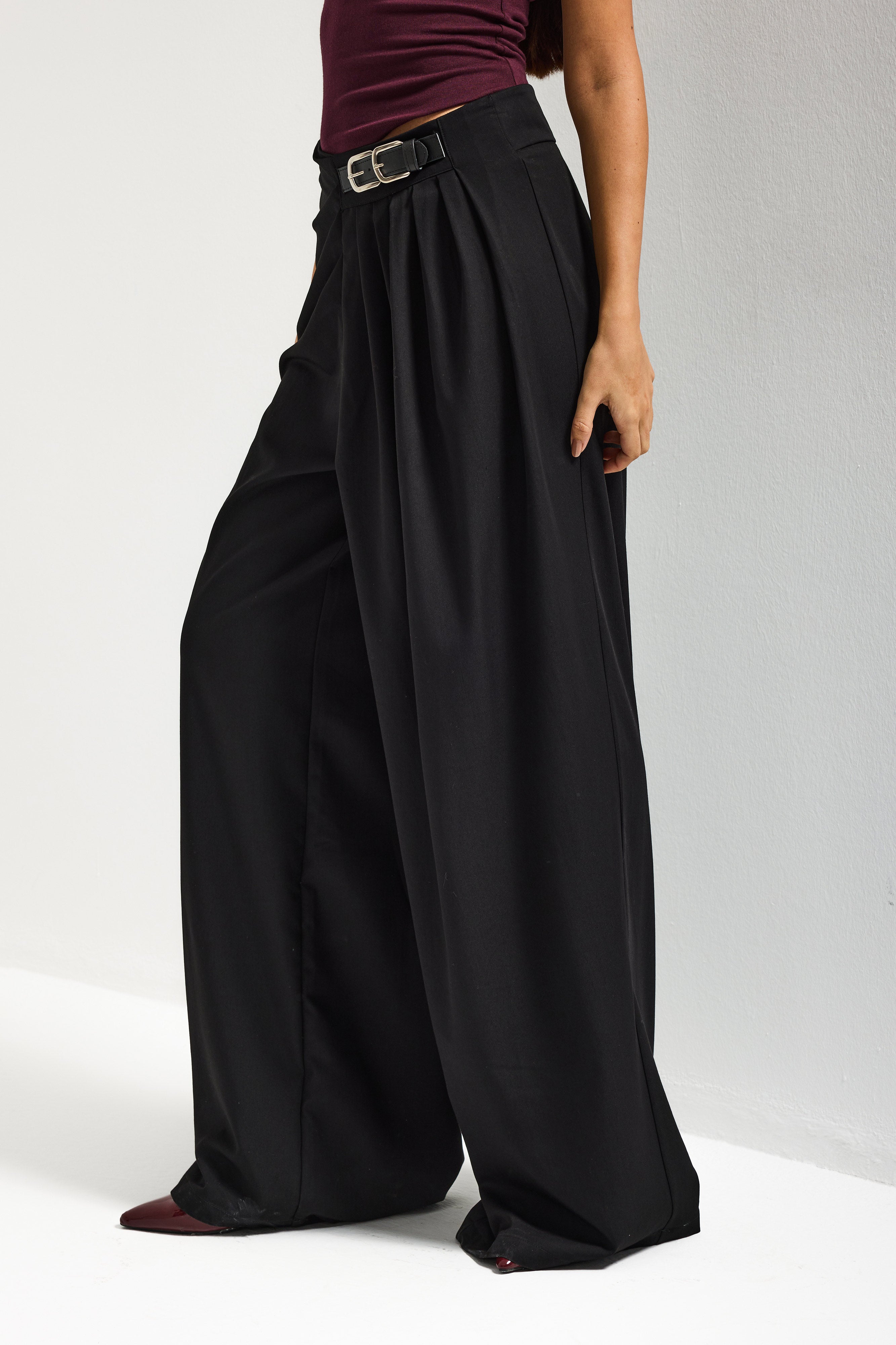 Kadın Siyah Renk Palazzo Fit Kemer Detaylı Viskon Kumaş Tasarım Pantolon