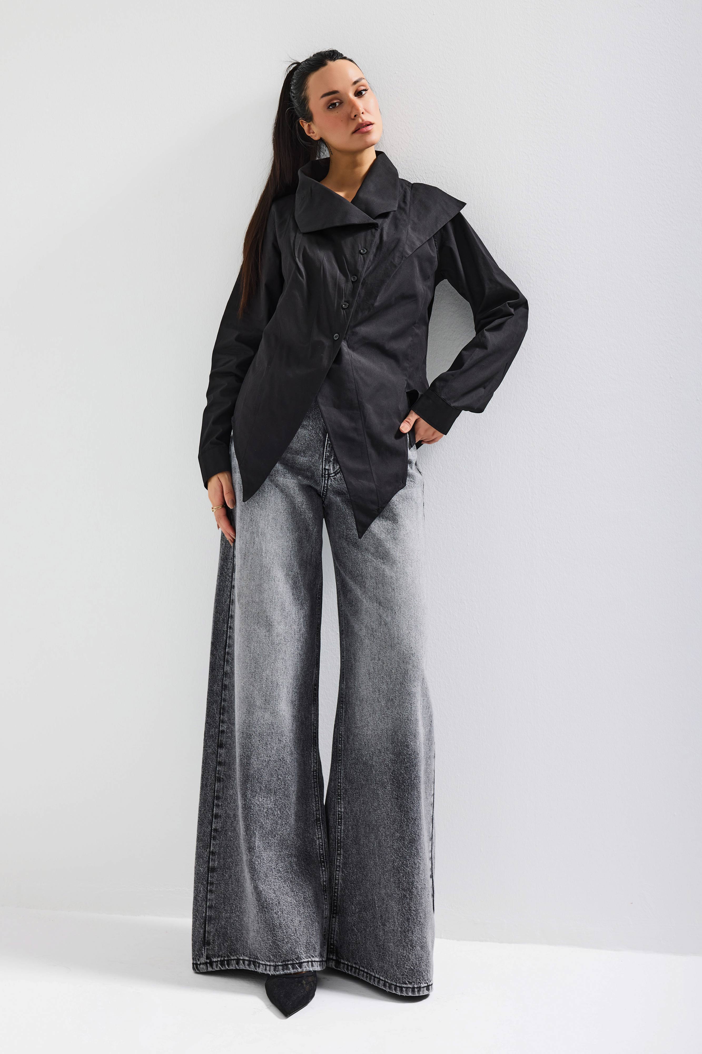 Kadın Siyah Renk Regular Fit Özel Yaka Detaylı Tasarım Gömlek