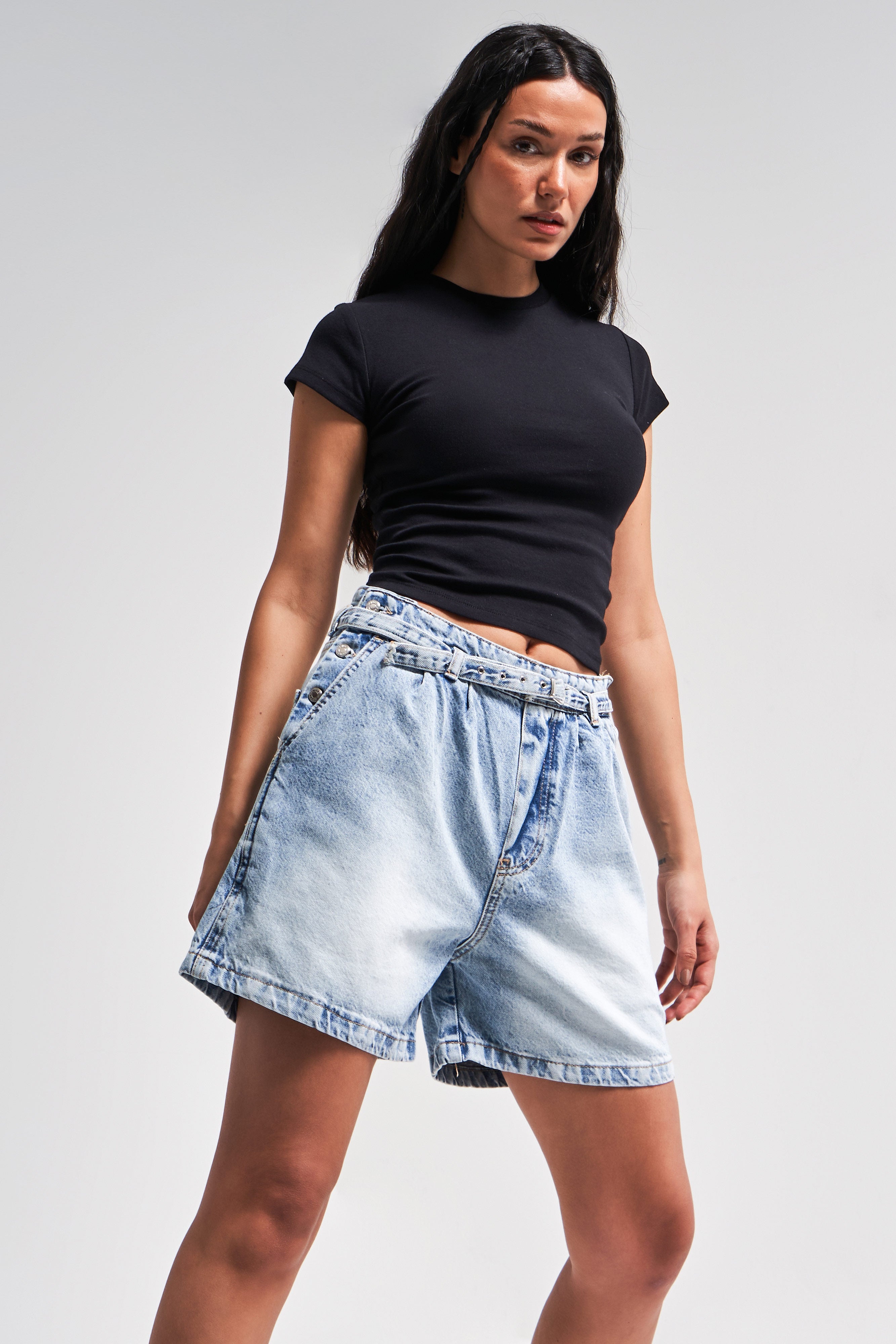 Kadın Snow Kot Rengi 4s5-27 Kemer Detaylı Midi Boy Pileli %100 Koton Denim Şort