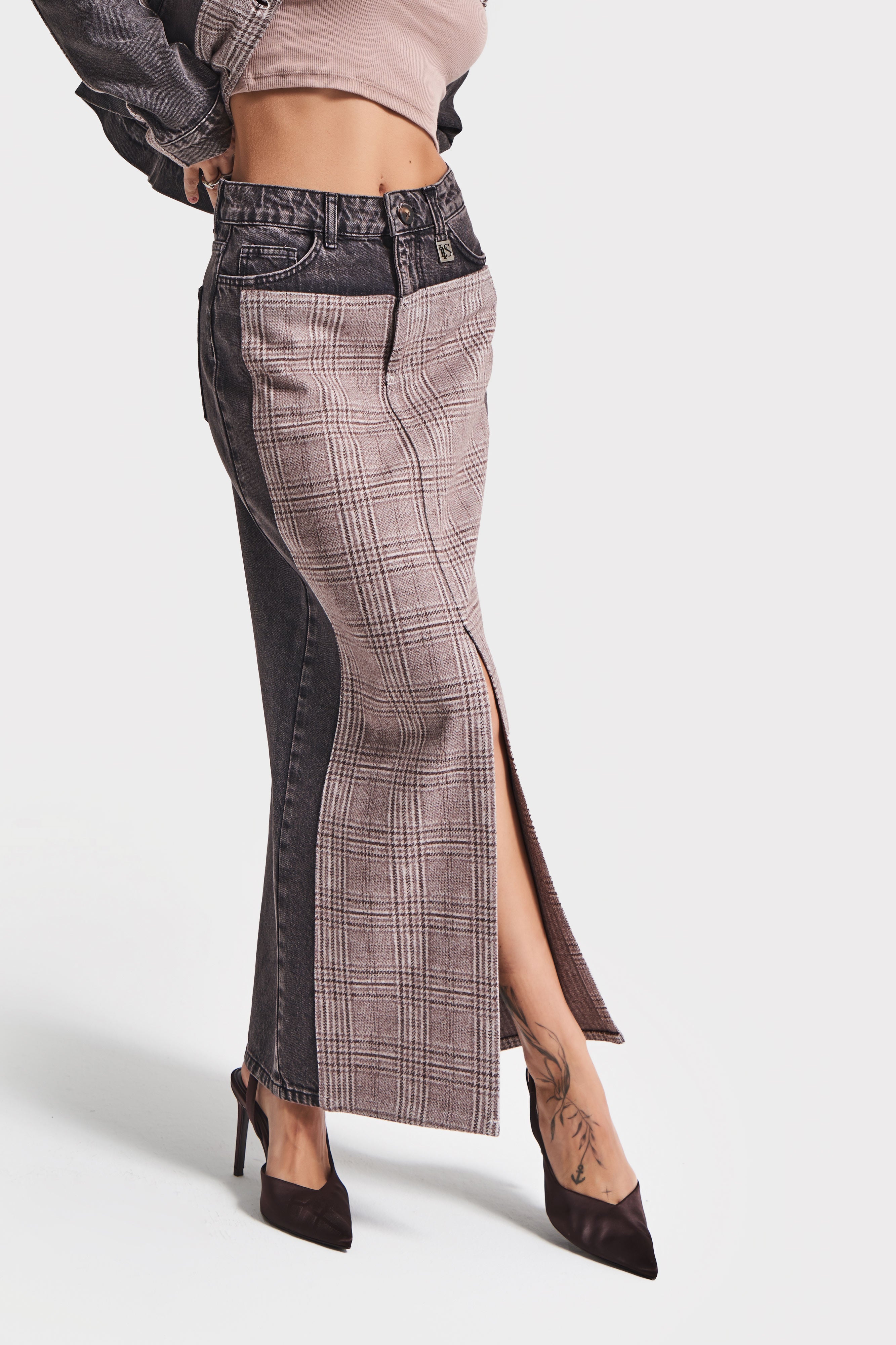 Kadın Taşlanmış Koyu Kot Rengi 4w5-143 Denim Dokuma Parçalı Kumaş Maxi Boy Yırtmaçlı Özel Tasarım Etek