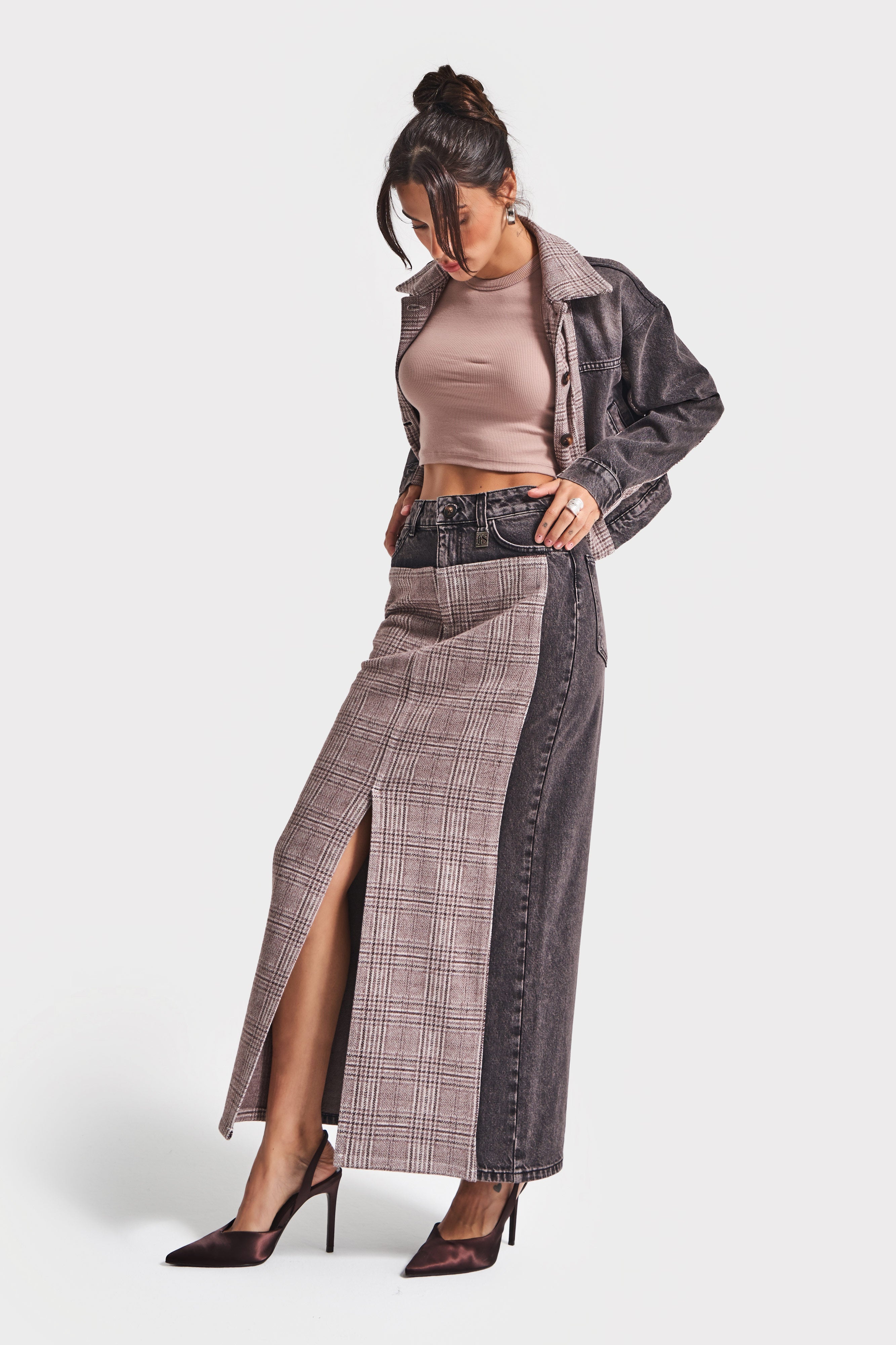 Kadın Taşlanmış Koyu Kot Rengi 4w5-143 Denim Dokuma Parçalı Kumaş Maxi Boy Yırtmaçlı Özel Tasarım Etek