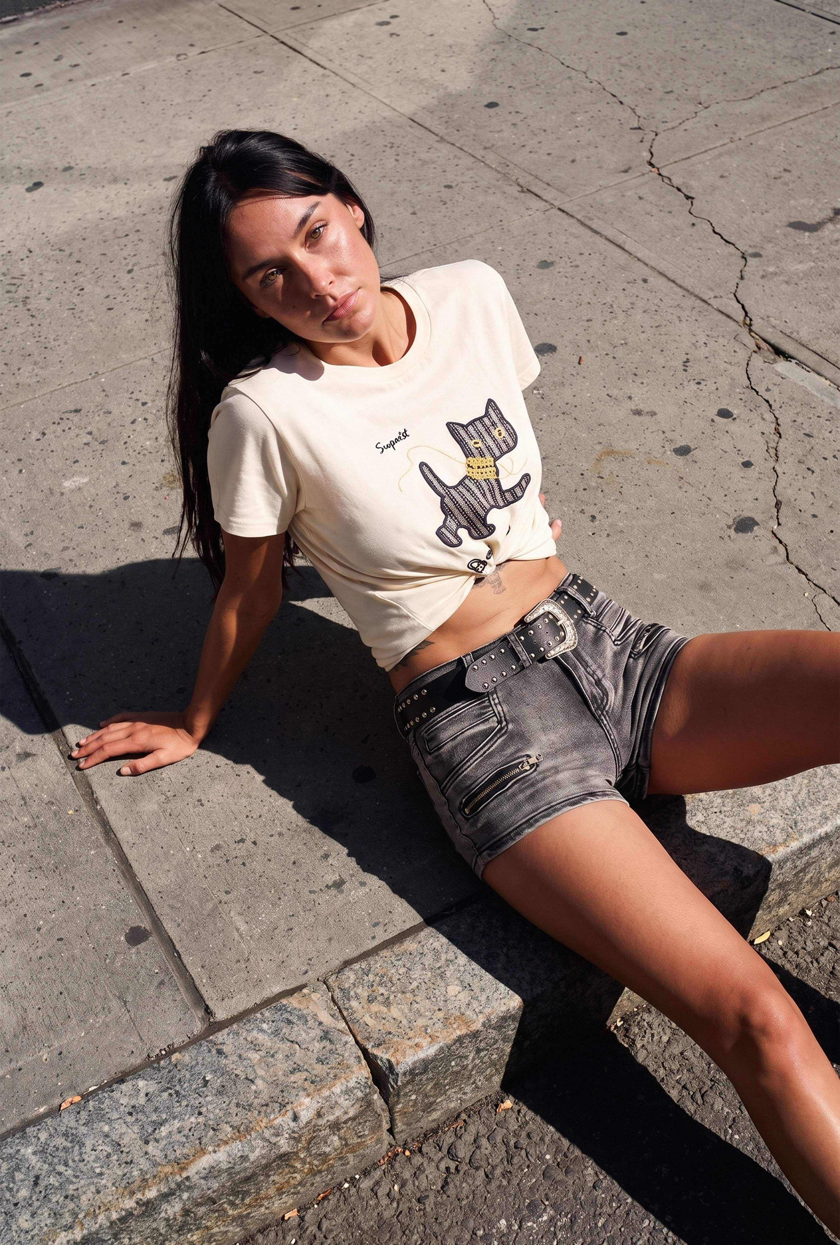 Kadın Bej Bol Kesim Köpek Nakışlı Özel Tasarım T-Shirt