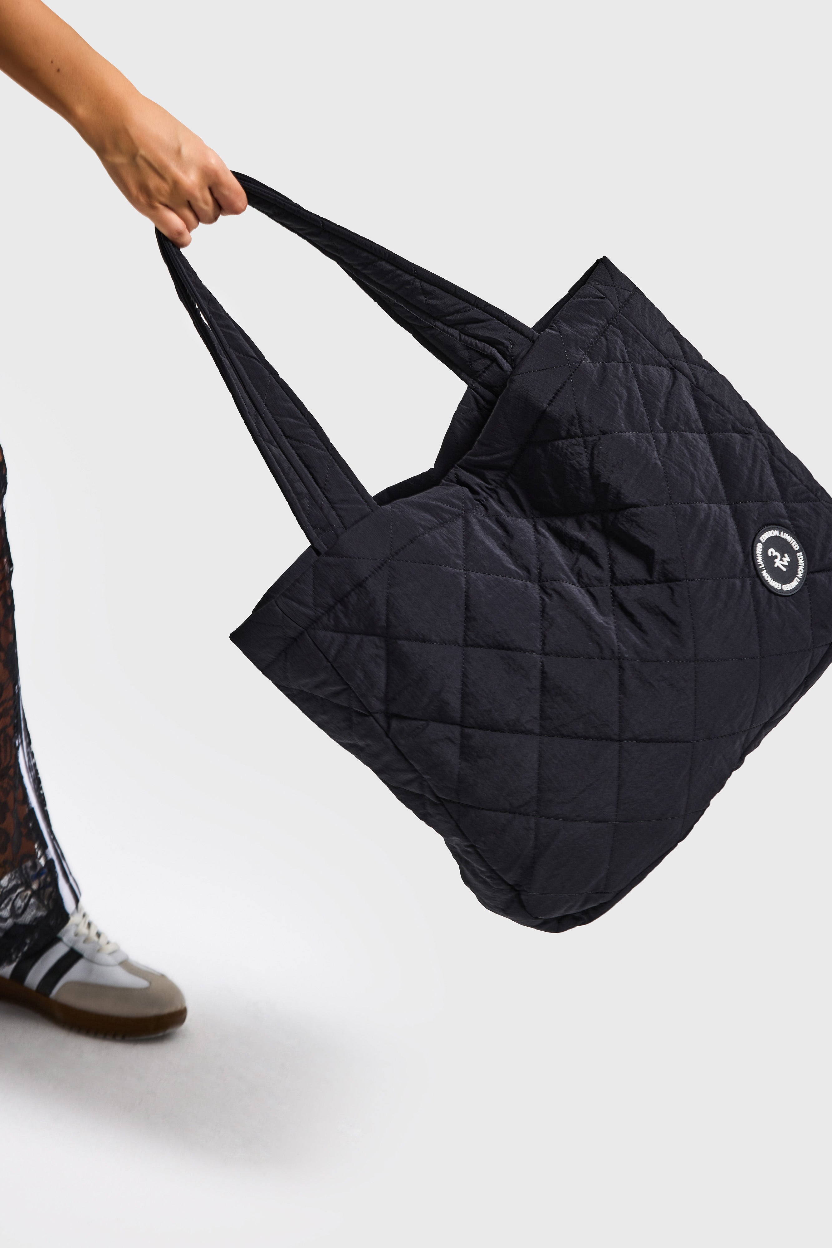 Siyah Renk Baklava Desenli Askılı Özel Tasarım Çanta